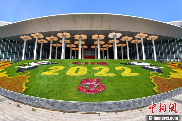 第五屆進(jìn)博會(huì)場(chǎng)館景觀裝飾全面定妝?！￡悏?mèng)澤 攝