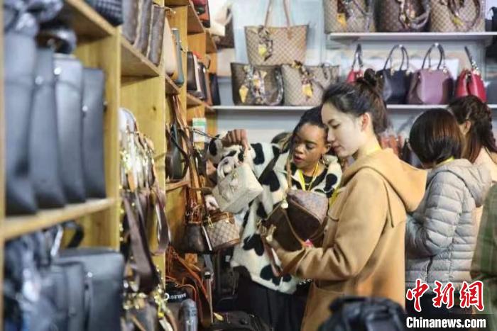 女士選購包包。　彭華 攝