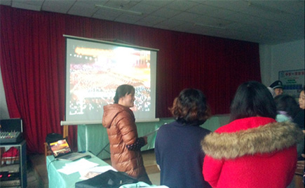 服裝加工車間內(nèi)刮起一股彩排風(fēng) 服裝加工車間內(nèi)刮起一股彩排風(fēng)