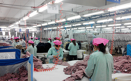 劉潭服裝為您講解：服裝加工的解隧道式自動(dòng)整燙設(shè)備