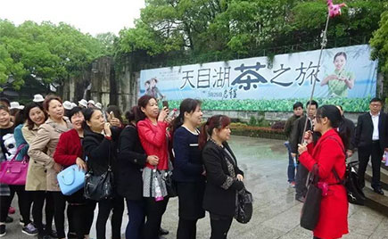 童裝貼牌加工廠家劉潭服裝先進標兵暢游天目湖