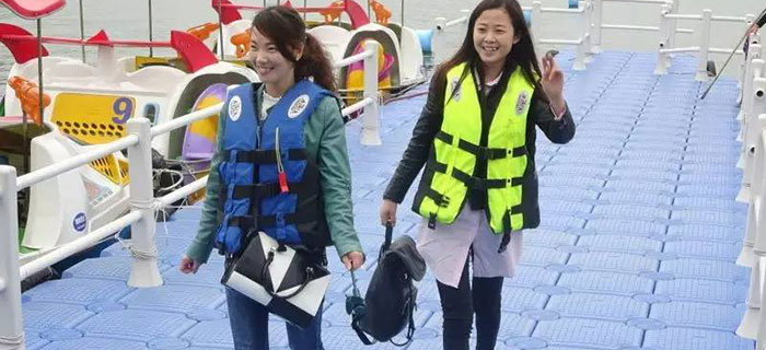 劉潭服裝先進標(biāo)兵在天目湖游玩