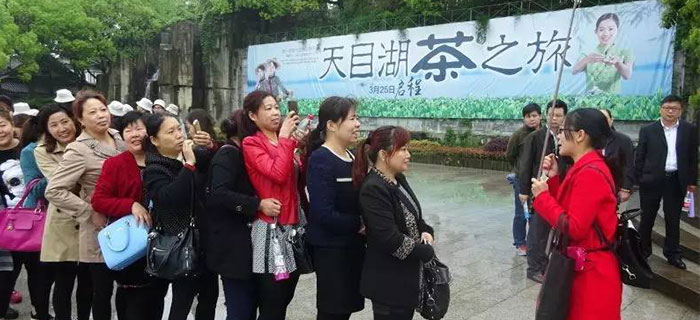 劉潭服裝先進標(biāo)兵有序進入天目湖