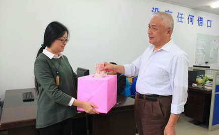 劉潭服裝募捐微行大愛 為罹患疾病的員工送去溫暖