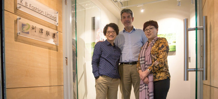 劉潭服裝：實(shí)力童裝加工 給孩子愛(ài)的童年