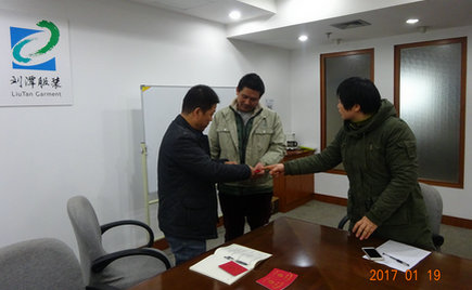 劉潭服裝舉辦“扶貧幫困送溫暖”活動，慰問企業(yè)困難職工