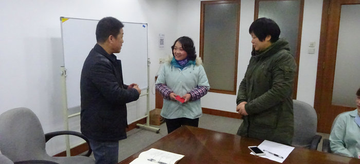 劉潭服裝舉辦&ldquo;扶貧幫困送溫暖&rdquo;活動，慰問企業(yè)困難職工