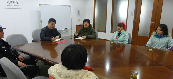 劉潭服裝舉辦&ldquo;扶貧幫困送溫暖&rdquo;活動，慰問企業(yè)困難職工