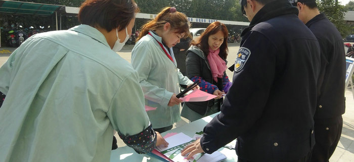 劉潭服裝安全和健康教育，解決因地鐵施工帶來的出行不便問題