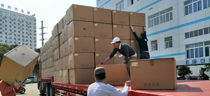 劉潭服裝又一大牌服裝產(chǎn)品出貨啦！