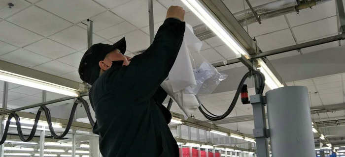 劉潭服裝車間懸掛白色布片來實(shí)時(shí)檢測(cè)福爾馬林濃度