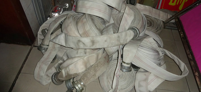 近日，劉潭服裝安全辦對生產(chǎn)區(qū)域消防設(shè)備進(jìn)行全面檢查更新