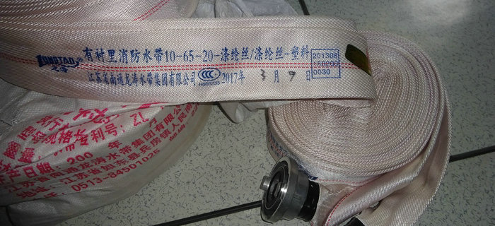 近日，劉潭服裝安全辦對生產(chǎn)區(qū)域消防設(shè)備進(jìn)行全面檢查更新