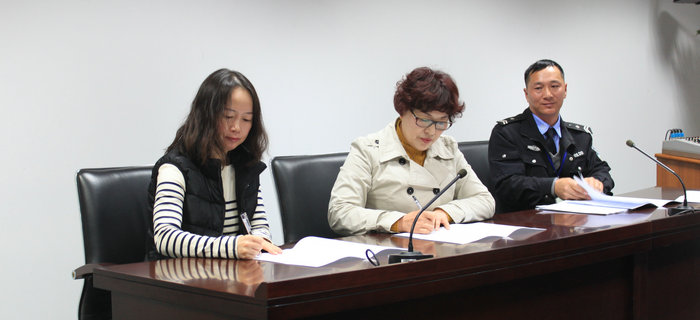 劉潭服裝召開第九屆五次職代會(huì)暨安全生產(chǎn)責(zé)任簽約會(huì)議