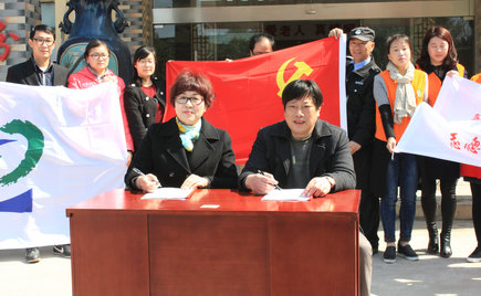 劉潭服裝在五河養(yǎng)老院舉辦深入開展學雷鋒活動啟動儀式