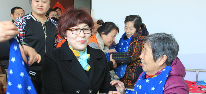 劉潭服裝在五河養(yǎng)老院舉辦深入開展學(xué)雷鋒活動(dòng)啟動(dòng)儀式