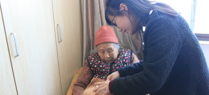 劉潭服裝在五河養(yǎng)老院舉辦深入開展學(xué)雷鋒活動(dòng)啟動(dòng)儀式