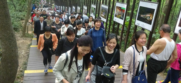 在五一來臨之際，劉潭服裝組織企業(yè)先進標兵赴南京游玩