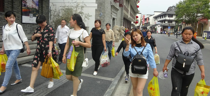 在五一來臨之際，劉潭服裝組織企業(yè)先進標兵赴南京游玩