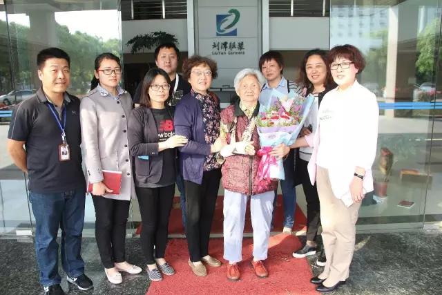 《無錫日報》頭條，百歲勞模走進(jìn)劉潭服裝講堂詮釋工匠精神