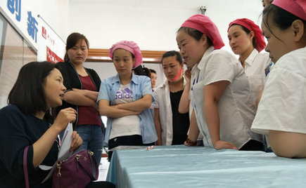 劉潭服裝邀請梁溪區(qū)教育局專家解答外來員工子女入學(xué)問題