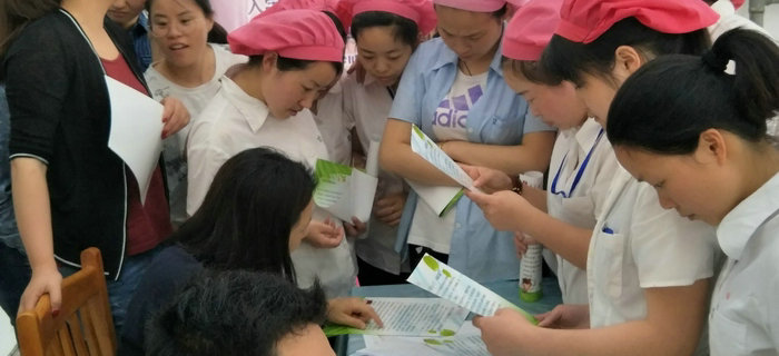 劉潭服裝邀請梁溪區(qū)教育局專家解答外來員工子女入學(xué)問題