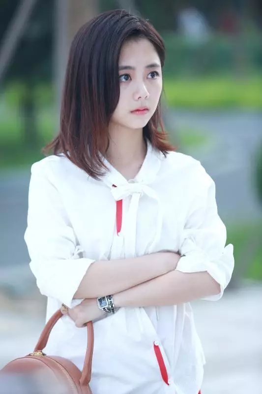 劉潭服裝：《狐貍的夏天》，帶你看譚松韻開掛的衣品