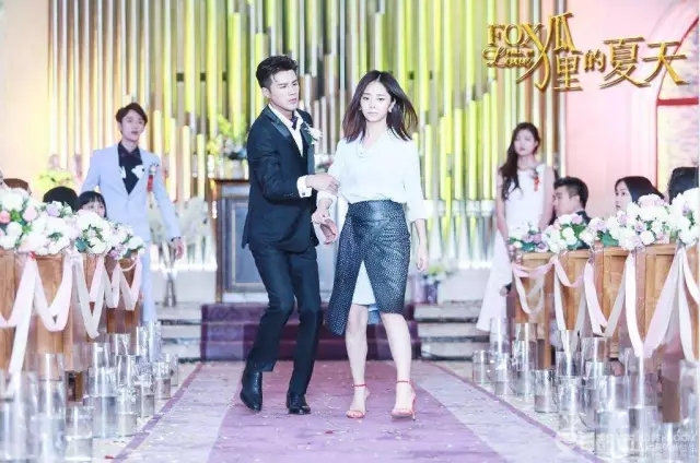 劉潭服裝：《狐貍的夏天》，帶你看譚松韻開掛的衣品