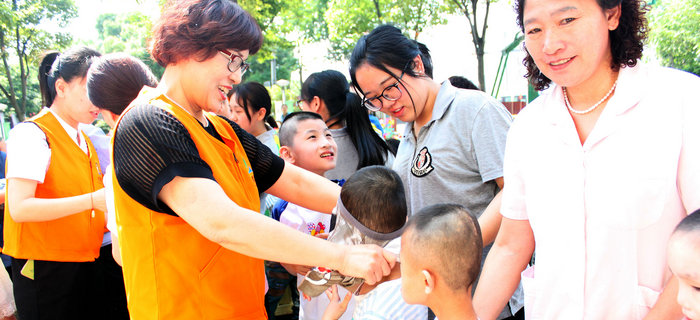 六一前夕，劉潭服裝志愿者走進(jìn)兒童福利院開展送愛心活動(dòng)