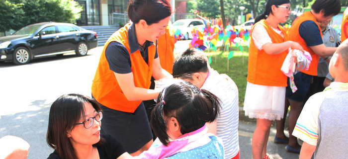 六一前夕，劉潭服裝志愿者走進(jìn)兒童福利院開展送愛心活動(dòng)