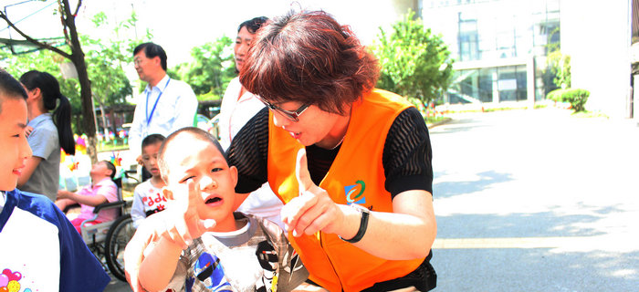 六一前夕，劉潭服裝志愿者走進(jìn)兒童福利院開展送愛心活動(dòng)