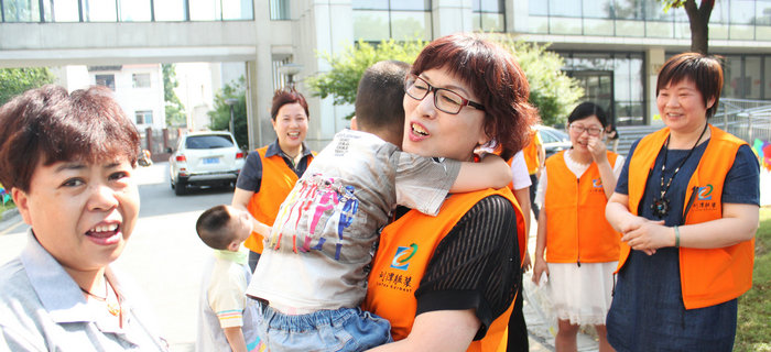 六一前夕，劉潭服裝志愿者走進(jìn)兒童福利院開展送愛心活動(dòng)