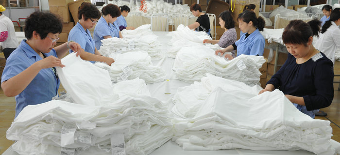 劉潭服裝車間小組現(xiàn)場(chǎng)動(dòng)態(tài)整改，提高服裝成品合格率