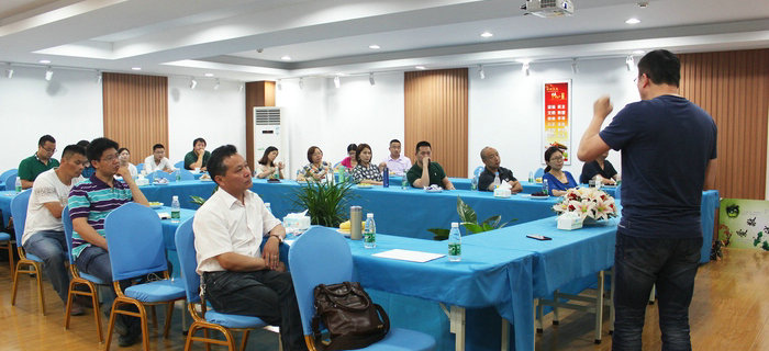 劉潭服裝聯(lián)合專家舉辦中小微企業(yè)低成本打造細分品牌的講座