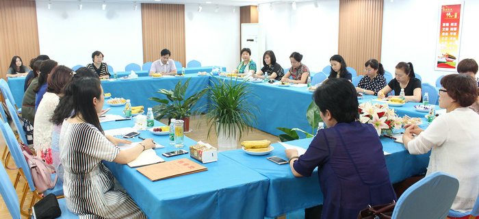 無錫市梁溪區(qū)女企業(yè)家協(xié)會第一屆二次理事會在劉潭服裝召開