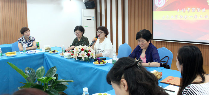 無錫市梁溪區(qū)女企業(yè)家協(xié)會第一屆二次理事會在劉潭服裝召開
