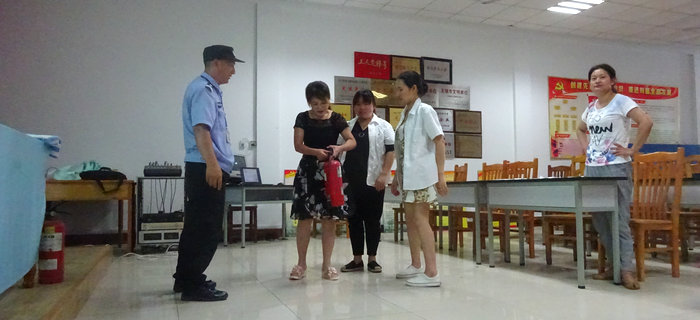 劉潭服裝召開第五次新員工培訓(xùn)會(huì)議