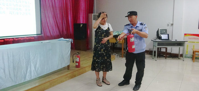 劉潭服裝召開第五次新員工培訓(xùn)會(huì)議