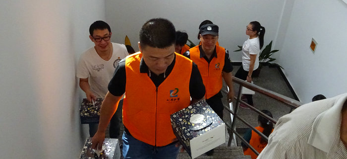 劉潭服裝志愿者團隊聯(lián)袂前往五河養(yǎng)老院展開慰問活動