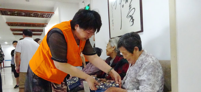 劉潭服裝志愿者團隊聯(lián)袂前往五河養(yǎng)老院展開慰問活動