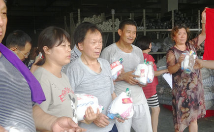 劉潭服裝工會(huì)舉辦夏日送清涼活動(dòng)