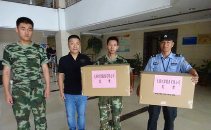 劉潭服裝和劉潭消防中隊(duì)結(jié)對(duì)負(fù)責(zé)人舉辦了物資轉(zhuǎn)贈(zèng)儀式