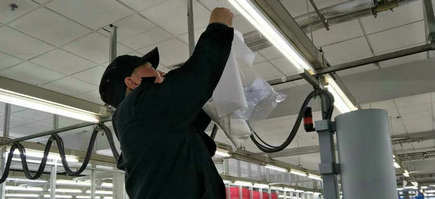 劉潭服裝加工車間用吊掛法來(lái)檢測(cè)甲醛濃度