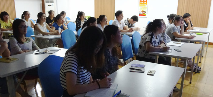 劉潭服裝今天開辦制版軟件培訓(xùn)會(huì)議