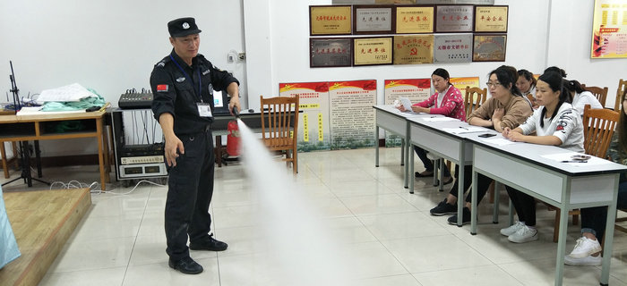 劉潭服裝舉辦第七次新員工入職培訓會議