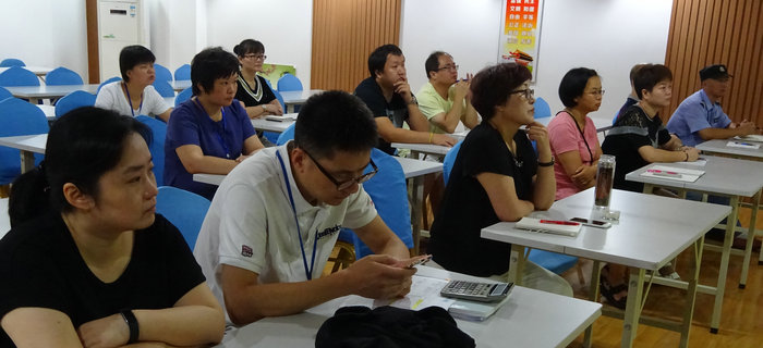 劉潭服裝召開砥礪奮進(jìn)，以優(yōu)異的成績向十九大獻(xiàn)禮黨員大會(huì)