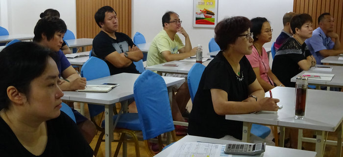 劉潭服裝召開砥礪奮進(jìn)，以優(yōu)異的成績向十九大獻(xiàn)禮黨員大會(huì)