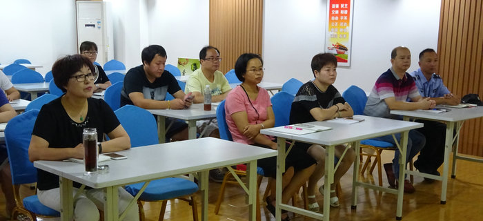 劉潭服裝召開砥礪奮進(jìn)，以優(yōu)異的成績向十九大獻(xiàn)禮黨員大會(huì)