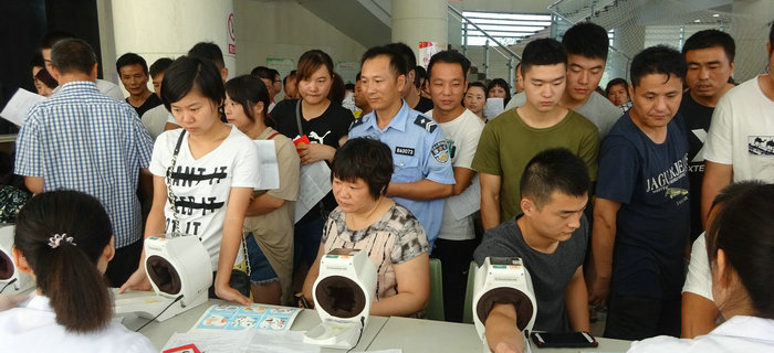 劉潭服裝組織員工義務(wù)獻(xiàn)血愛(ài)心公益活動(dòng)