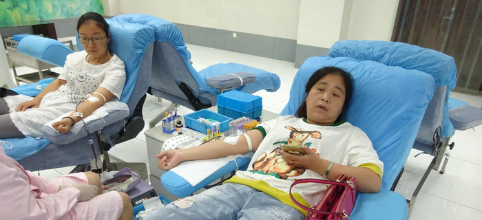 劉潭服裝組織員工義務(wù)獻(xiàn)血愛(ài)心公益活動(dòng)